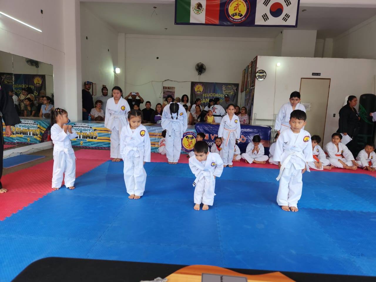 Pequeños alumnos en formación