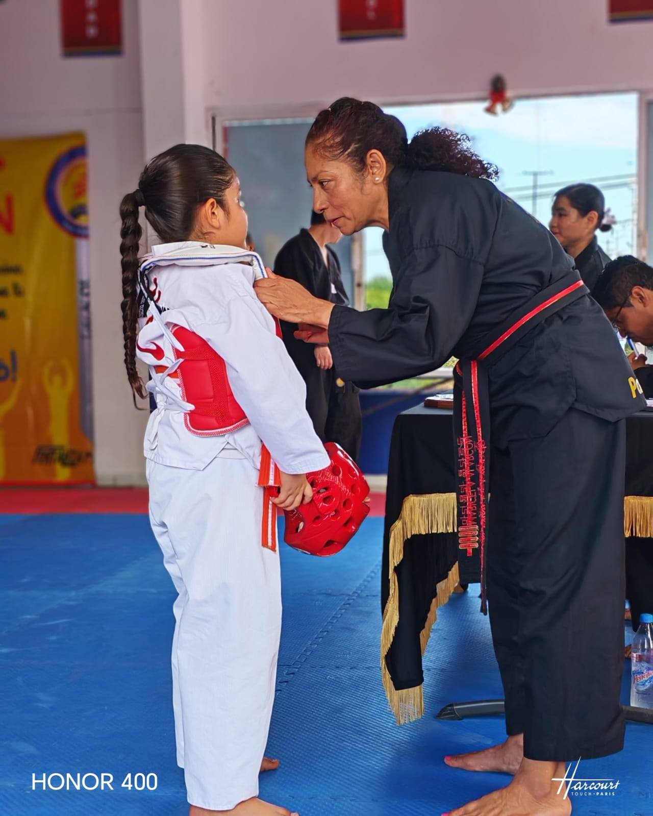 Maestra ajustando equipo a alumna